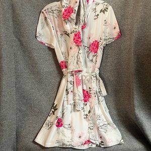 A cherished wedding dress option for the beach!! Never worn with tags!